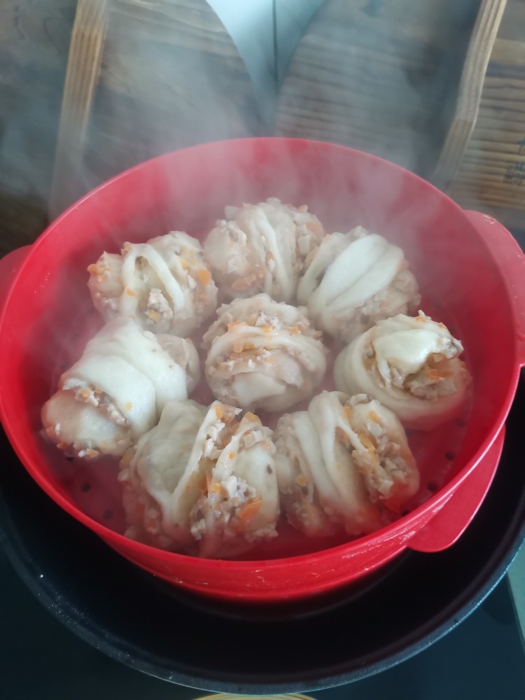 鲜肉小花卷,开火,水开蒸,20分