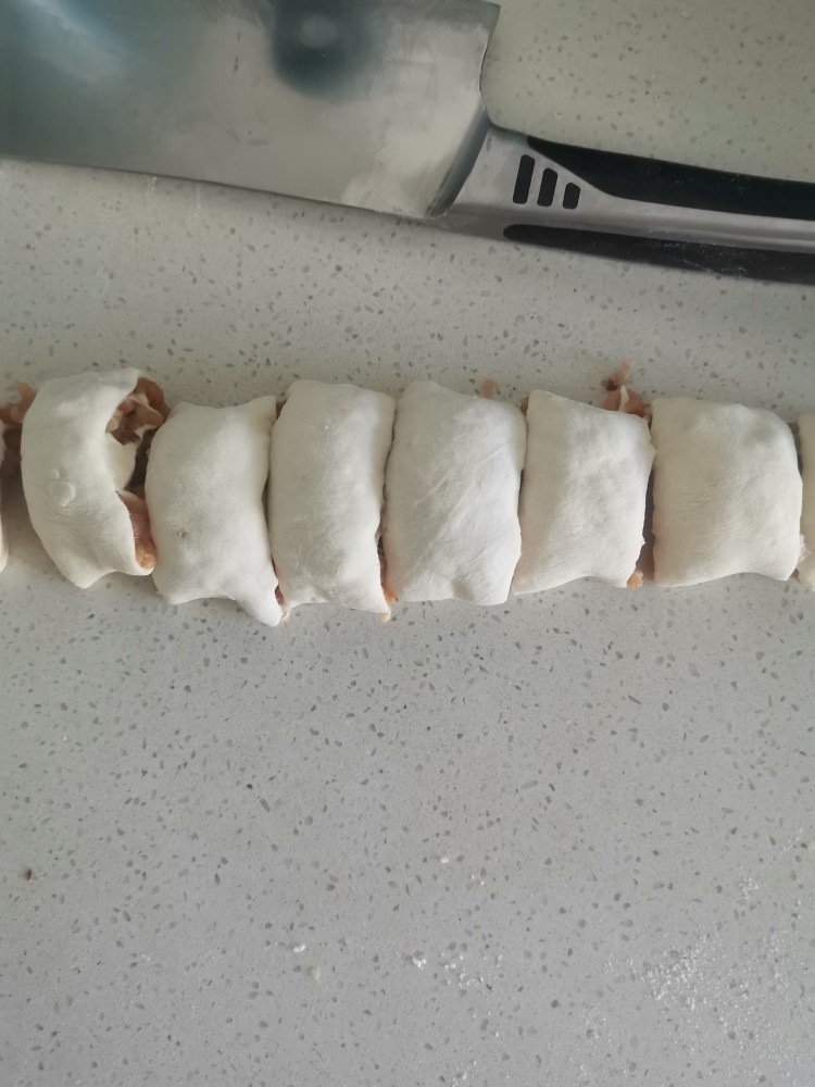 鲜肉小花卷,卷起来,切小段