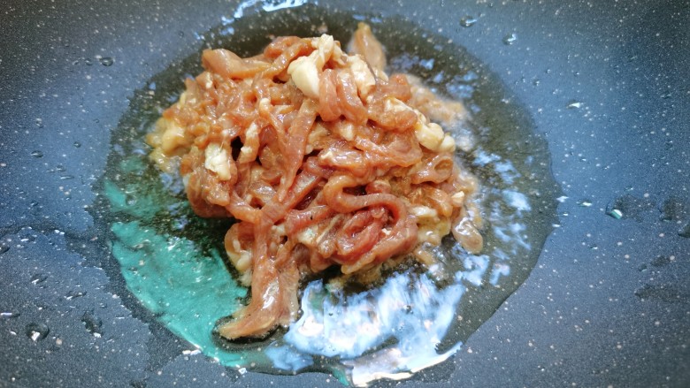 青葱炒肉丝,油锅加热,肉丝下锅