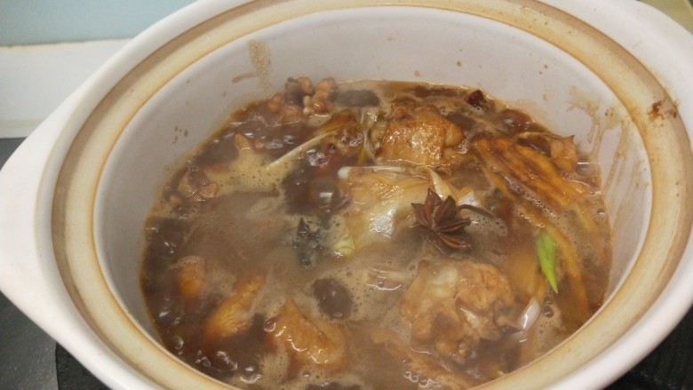 酱焖鸡块,倒入砂锅,加入适量开水。
