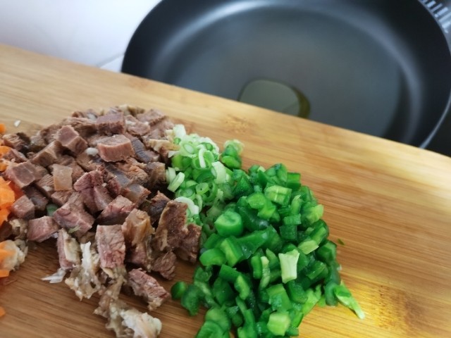 米饭团,放入切好的菜丁,肉丁