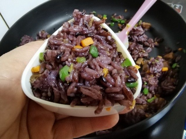 米饭团,把炒好的米饭装入到饭团模具中,按压紧实