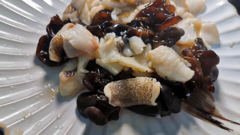 葱油鱼片,鱼骨铺底,鱼片与木耳放上来