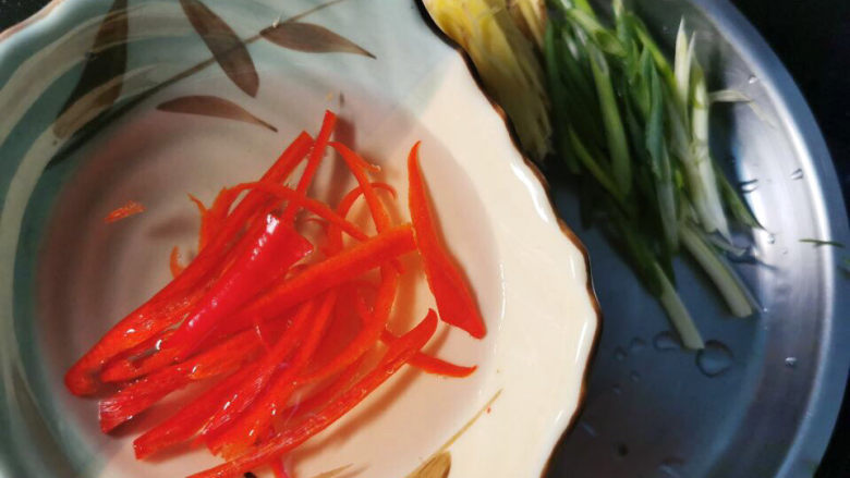 葱油鱼片,切些装饰配料,葱丝,红椒丝,姜丝
