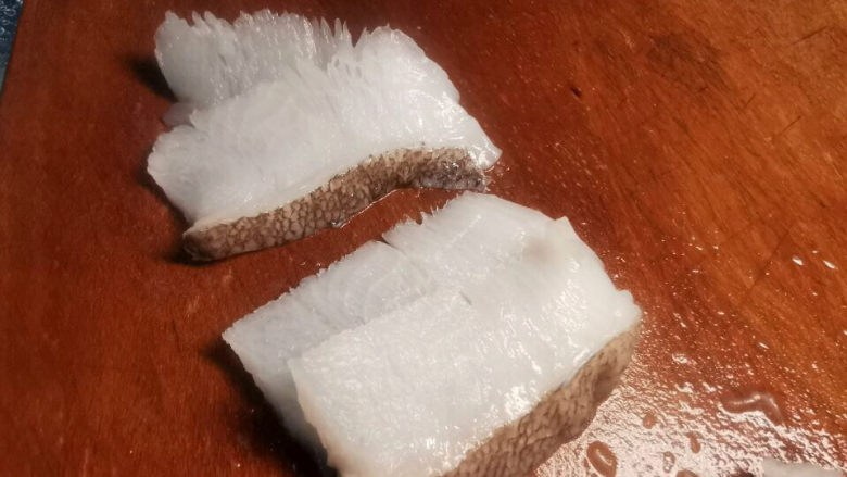 葱油鱼片,鱼肉改刀,切成0.5公分厚的鱼片,每片最好带鱼皮,比较不会散掉,鱼皮也不错吃