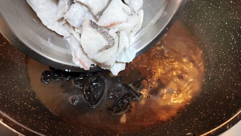 葱油鱼片,捞出鱼骨,加入鱼片