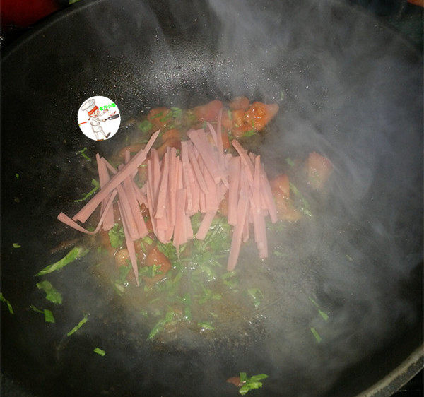 奶酪酥饼,炒出番茄汁后，放入青菜末和火腿丝炒匀，收浓汤汁后盛出备用