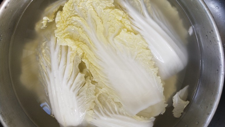金针菇炒娃娃菜,娃娃菜掰开冲洗一下,再放洗米水里泡个10分钟左右