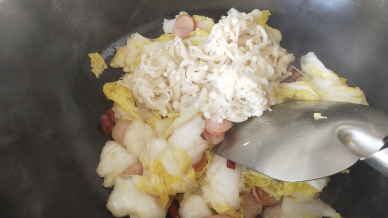 金针菇炒娃娃菜,倒入沥干的金针菇,炒一会就好
