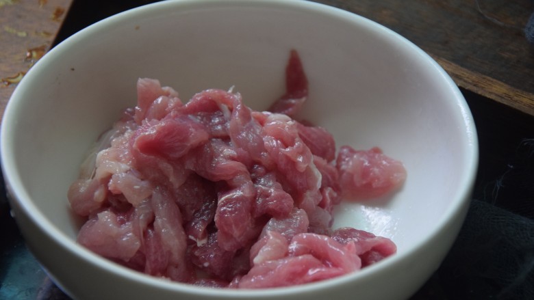 芹菜木耳炒肉丝,加入食用小苏打和食用油抓匀,腌制十分钟