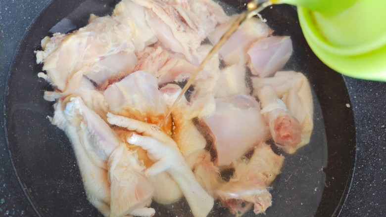酱焖鸡块,鸡块冷水下锅,并且加适量料酒