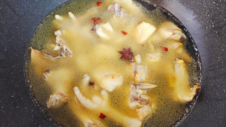 酱焖鸡块,加适量热开水,水量和食材齐平