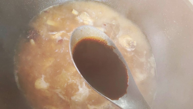 酱焖鸡块,少许老抽上色