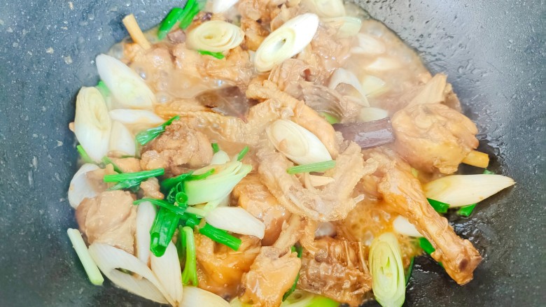 酱焖鸡块,翻炒至大葱变软,汤汁收紧即可