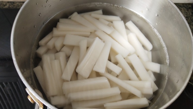 番茄鸡蛋炒年糕,放开水焯一下,大概两分钟左右