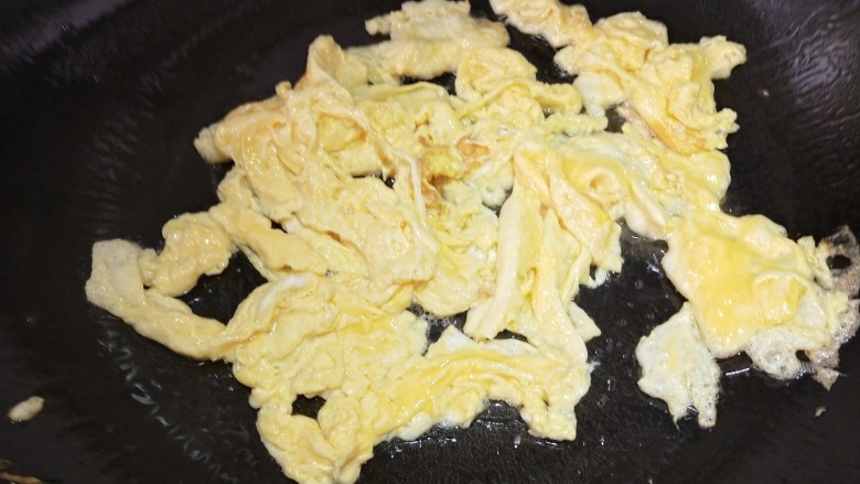 番茄鸡蛋炒年糕,锅里加油,倒入鸡蛋,用筷子快速搅拌,几秒就好