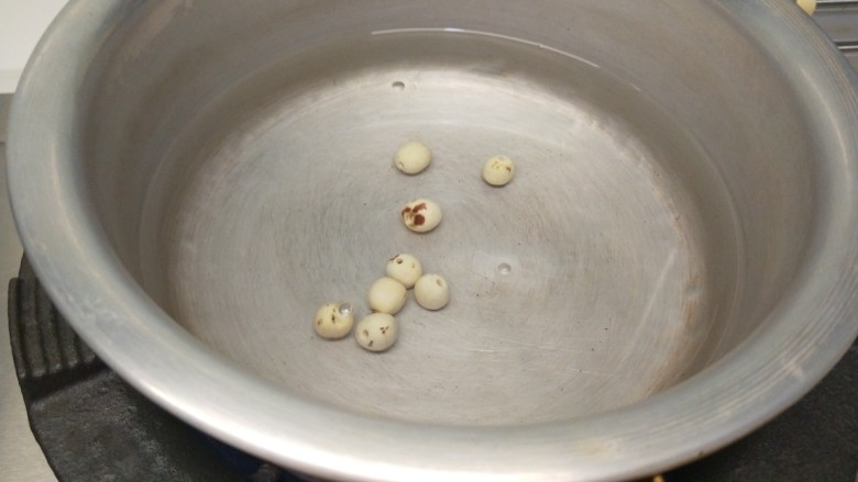 白果炖豆腐,白果八颗放入锅中,加入适量水烧开。