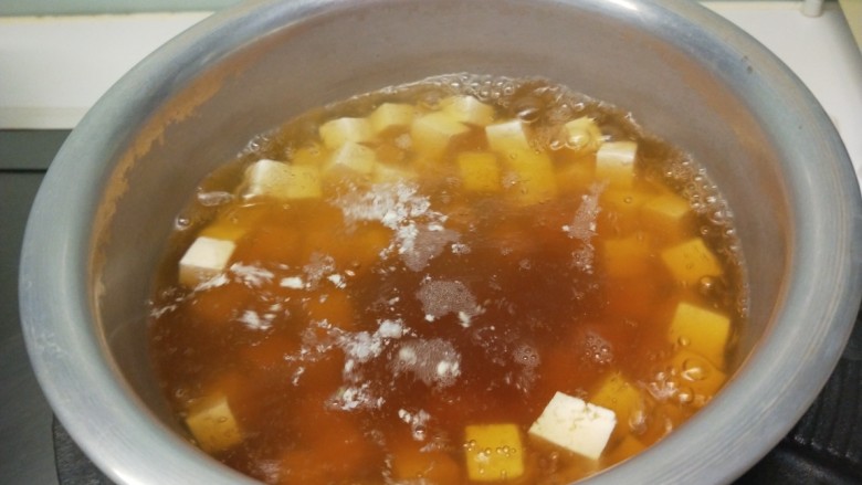 白果炖豆腐,加入适量料酒,<a style='color:red;display:inline-block;' href='/shicai/ 788'>生抽</a>煮3分钟关火。