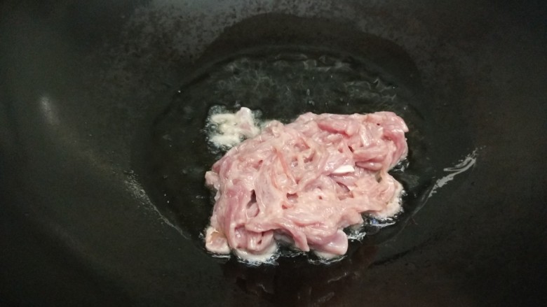 青葱炒肉丝,倒入肉丝。