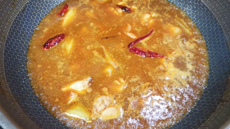 酱焖鸡块,加入开水,根据自己的口味放盐,烧开以后转中火炖20分钟。
