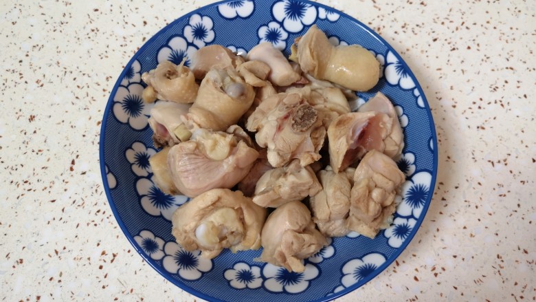 酱焖鸡块,焯过水的鸡块冲洗干净。