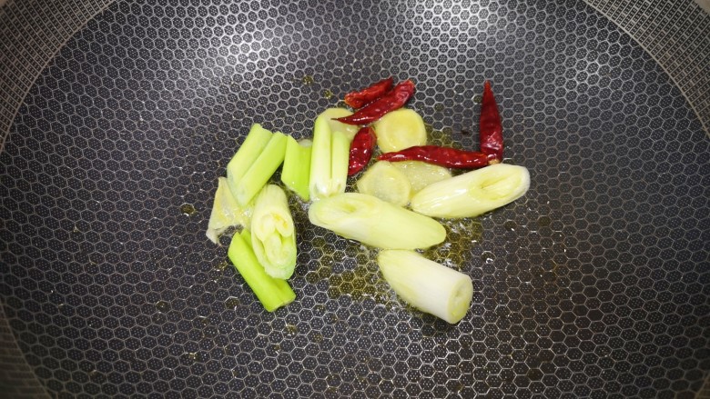 酱焖鸡块,炒锅内倒适量的<a style='color:red;display:inline-block;' href='/shicai/ 848'>菜籽油</a>烧热,下入葱姜和干红辣椒炒香。