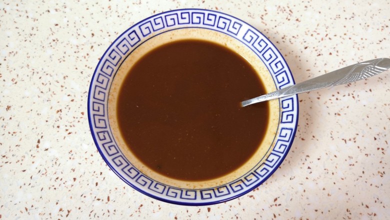 酱焖鸡块,加入半碗温水搅拌均匀,调好酱汁备用。