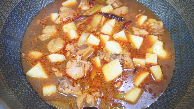 酱焖鸡块,20分钟以后下入土豆翻炒均匀,继续中火炖5分钟。