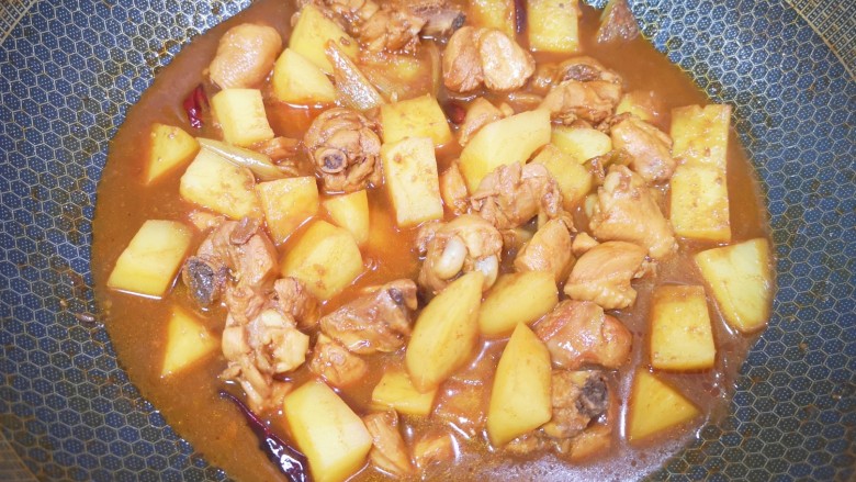 酱焖鸡块,大火收汁即可,多留点汤汁拌饭拌面超级棒!