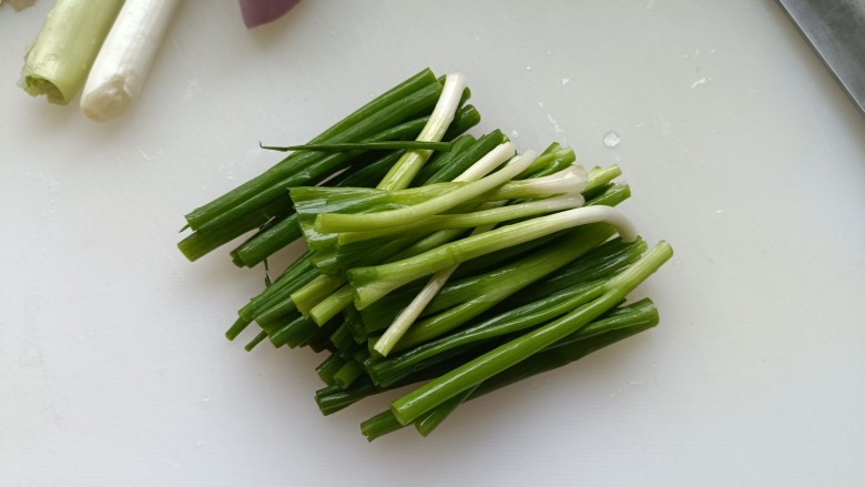 葱油鱼片,<a style='color:red;display:inline-block;' href='/shicai/ 157'>小葱</a>切长段儿;