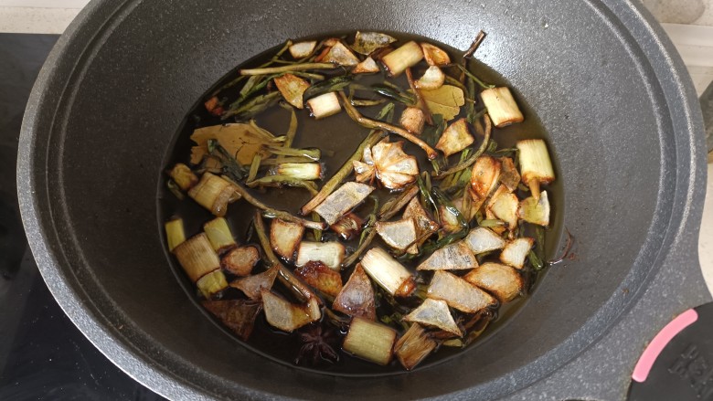葱油鱼片,熬制20-30分钟,熬到葱呈褐色,图片中这个程度就可以关火,捞出葱;