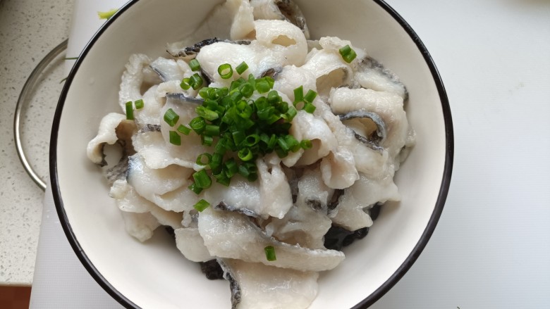 葱油鱼片,撒上切好的葱花;