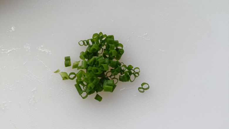 葱油鱼片,熟食板切葱花;