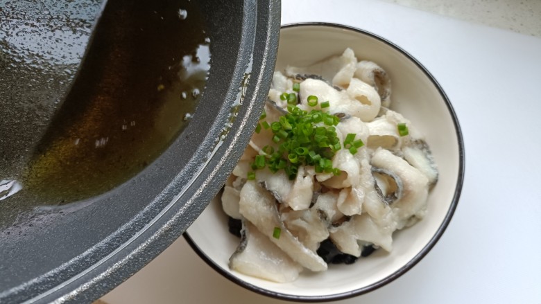 葱油鱼片,加热熬好的葱油,泼在葱花上;