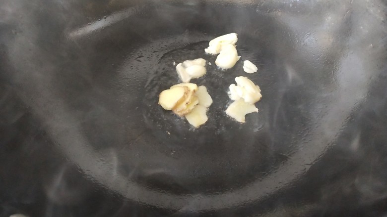 酱烧剥皮鱼,锅里热油,放入蒜和姜片爆香