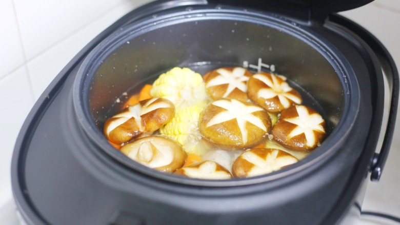筒骨玉米香菇汤,水开后盖上锅盖,小火慢炖2小时。