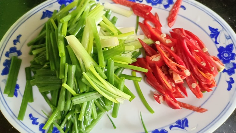 青葱炒肉丝,小葱洗净切段,红椒洗净切丝