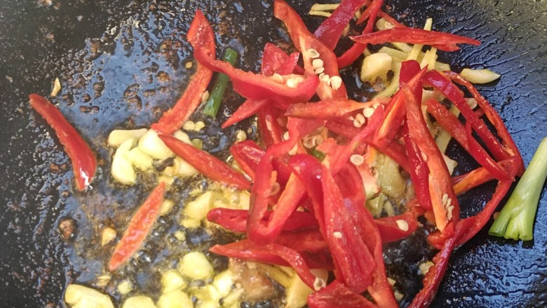 青葱炒肉丝,放入红椒,炒入味