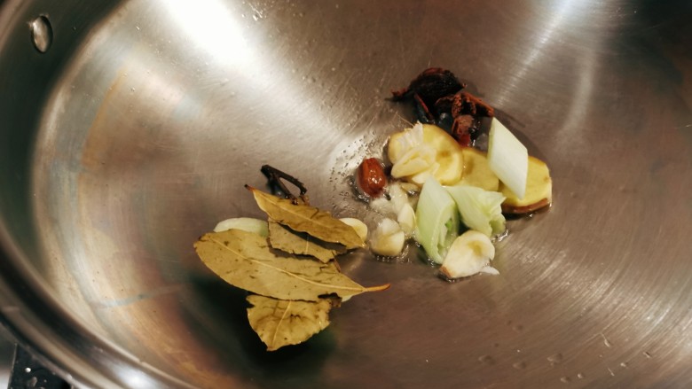 酱焖鸡块,起油锅放入食用油加热,放入准备好的辅料炒香。