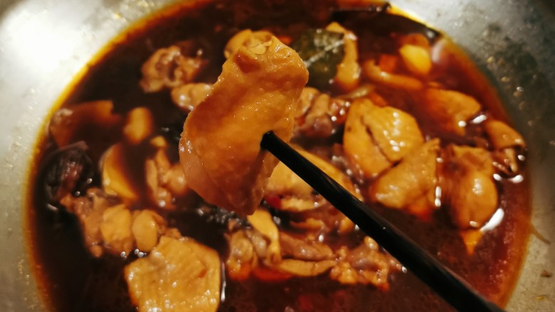 酱焖鸡块,放入<a style='color:red;display:inline-block;' href='/shicai/ 762'>老抽</a>调色,焖炖至鸡肉成熟。
