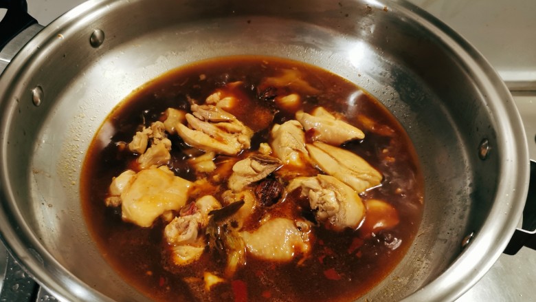 酱焖鸡块,加入清水,水量与食材持平即可,大火烧开转中小火焖炖。