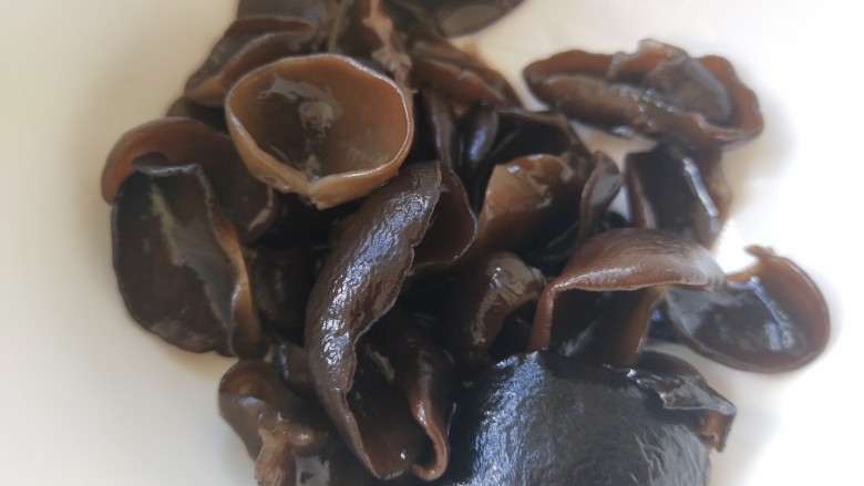 五花肉炒黄瓜,木耳提前泡发,剪去底部小蒂