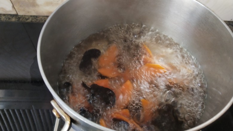 五花肉炒黄瓜,锅里放开水,把木耳和胡萝卜焯一下水