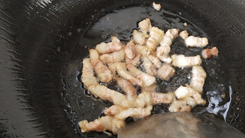 五花肉炒黄瓜,炒出香味,
