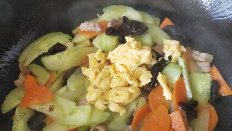 五花肉炒黄瓜,加入鸡蛋炒,再加点开水炒匀