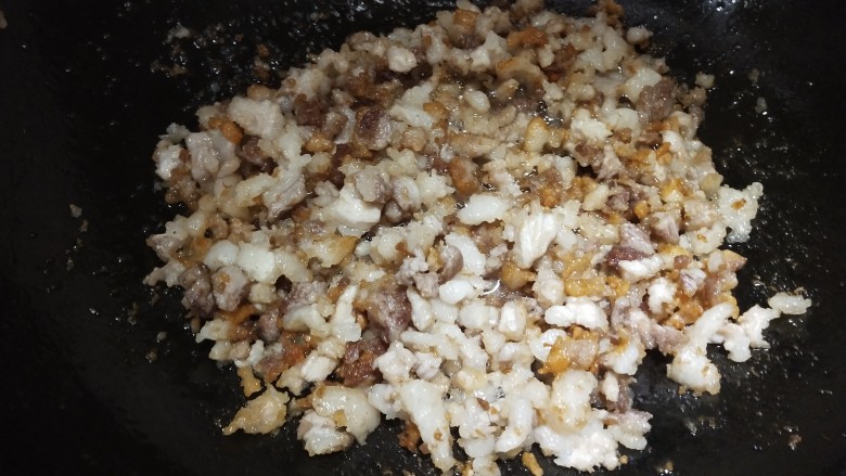 番薯黄夹,加入豆腐干煸炒,加点盐再炒,中小火哦