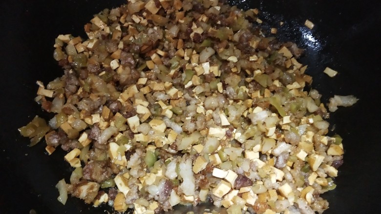 番薯黄夹,加入榨菜末翻炒均匀,加点料酒炒一会