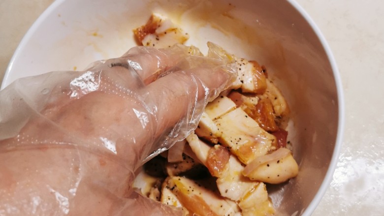 五花肉炒黄瓜,反复抓拌均匀,静置20分钟。
