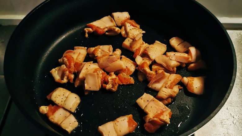 五花肉炒黄瓜,起油锅放入食用油加热,放入五花肉片,小火煸炒。