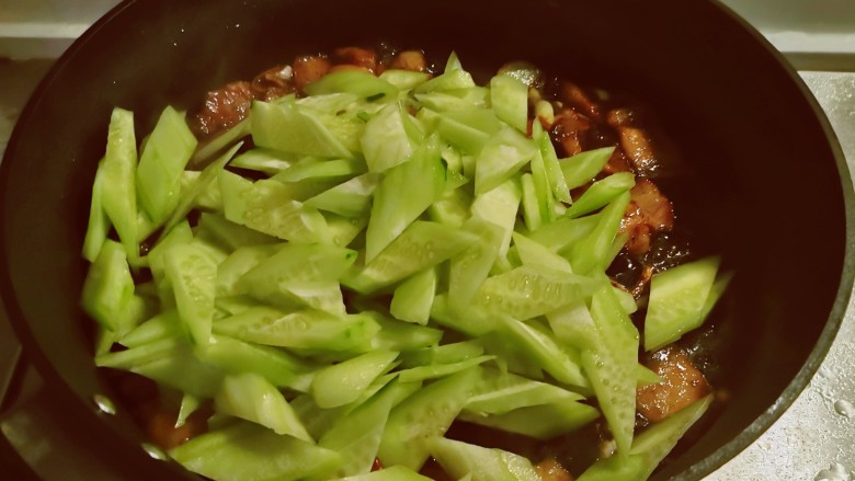 五花肉炒黄瓜,放入黄瓜片,快速翻炒出锅。